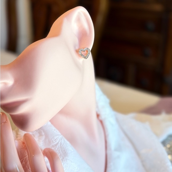 ⚜️ Elegant Cute Gold Tone Heart Earrings with Zirconia - Picture 5 of 6